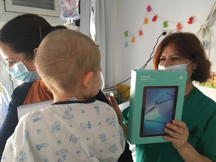 Archivo - Un niño ingresado recibe una tablet.