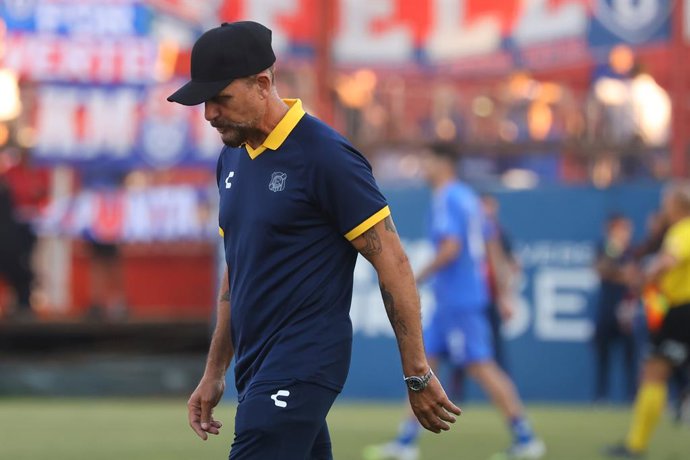 Futbol, Universidad de Chile vs Everton Fecha 21, Liga de primera 2025. El entrenador de Everton Javier Torrente es fotografiado durante un partido de la liga de primera contra Universidad de Chile disputado en el estadio Santa Laura de Santiago,
