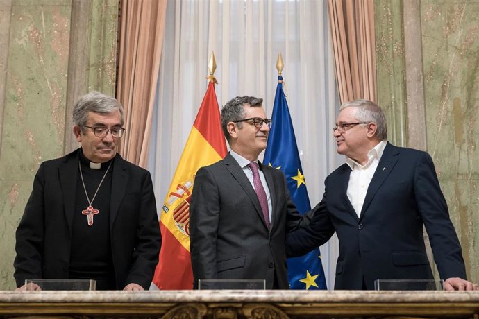 Archivo - El ministro de la Presidencia, Justicia y Relaciones con las Cortes, Félix Bolaños (c), el presidente de la Confederación Episcopal Española, Luis Argüello (i), y el Presidente de la Conferencia Española de Religiosos, Jesús Díaz Sariego (d)