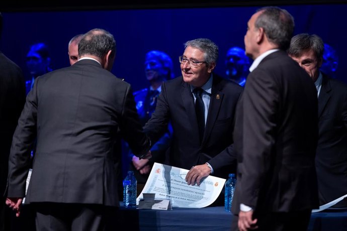 El presidente de la Diputación de Málaga celebra el 202 aniversario de la creación de la Policía Nacional, que “está siempre a la altura de lo que se espera de un cuerpo moderno y eficaz”