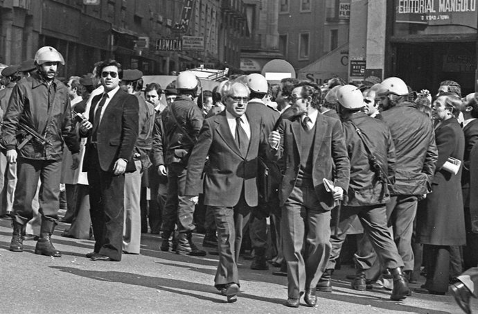 Archivo - MADRID, ESPAÑA - 23 DE FEBRERO DE 1981: Imágenes del cordón policial que rodea el Congreso de los diputados en donde se está produciendo el intento de Golpe de Estado por parte del Teniente Coronel de la Guardia Civil, Antonio Tejero.