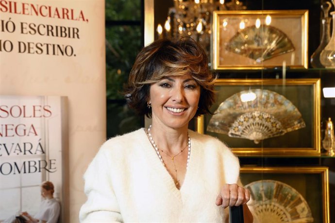Sonsoles Ónega posa durante el almuerzo en el que se ha presentado su libro 'Llevará tu nombre', a 25 de febrero de 2025, en Madrid (España).