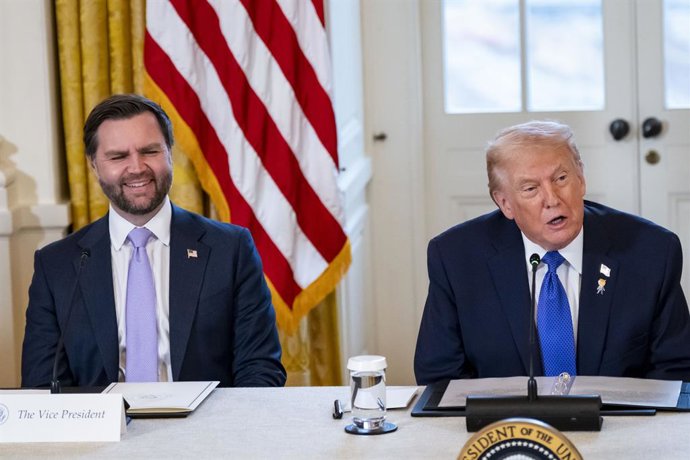 Archivo - January 9, 2026, Washington, District Of Columbia, USA: United States Vice President JD Vance smiles as US President Donald J Trump speaks during a meeting with oil and gas executives in the East Room of the White House in Washington, DC, USA, o