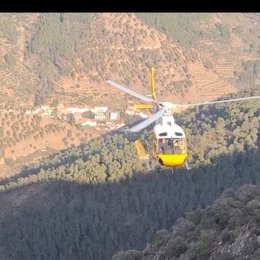Un helicóptero del Infoex se incorpora a la búsqueda del hombre desaparecido en Las Hurdes.