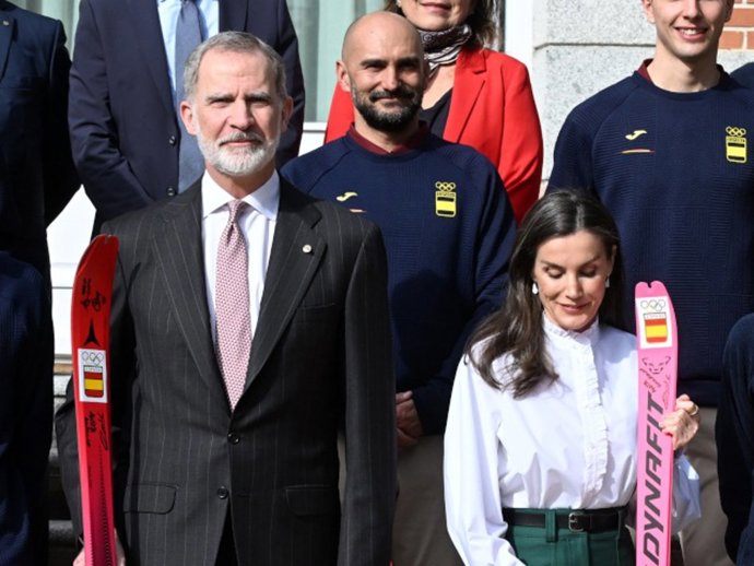 El deportista Oriol Cardona (2i), el Rey Felipe VI, la Reina Letizia, la deportista Ana Alonso y Alejandro Blanco, presidente del Comité Olímpico Español, durante la audiencia al Equipo Olímpico Español participante en los Juegos Olímpicos de Invierno de