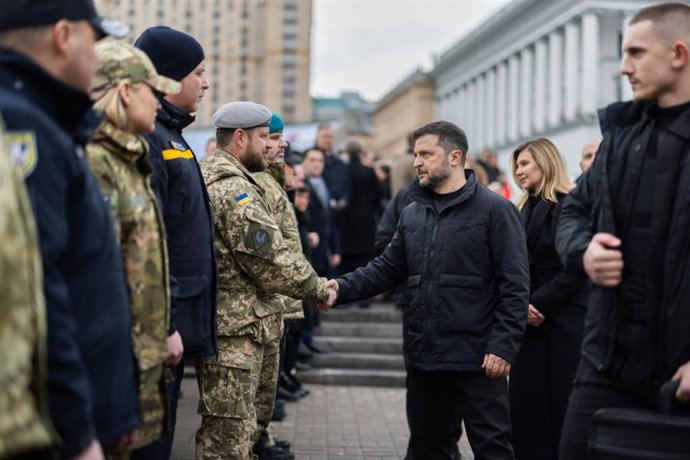 DIVULGAÇÃO - 24 de fevereiro de 2026, Ucrânia, Kiev: O presidente ucraniano Volodymyr Zelensky aperta a mão de soldados durante uma cerimônia em comemoração ao quarto aniversário da guerra da Rússia contra a Ucrânia. Foto: -/Presidência ucraniana/dpa - AT
