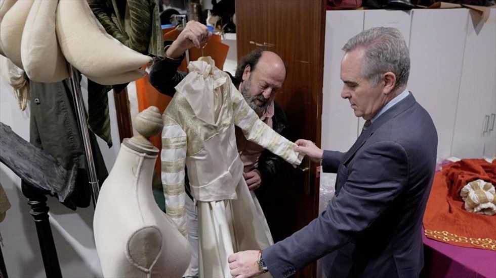 El portavoz del Gobierno local comprueba el vestuario de época que llevarán los participantes en el desfile de Carlos V e Isabel de Portugal.