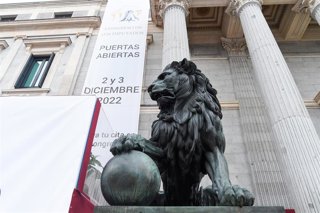 Archivo - Uno de los leones del Congreso de los Diputados en la 25 edición de las Jornadas de Puertas Abiertas, a 2 de diciembre de 2022, en Madrid (España). 