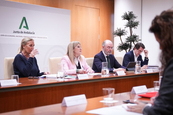 La consejera de Economía, Hacienda, Fondos Europeos y Diálogo Social y portavoz de la Junta de Andalucía, Carolina España (c), durante la reunión de seguimiento del Pacto Social. A 25 de febrero de 2026, en Sevilla (Andalucía, España).