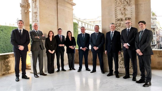 Foto de familia tras el acto celebrado en el Ayuntamiento como respaldo al convenio entre Cajalmendralejo y Focus Loyola para el Centro Diego Velázquez.