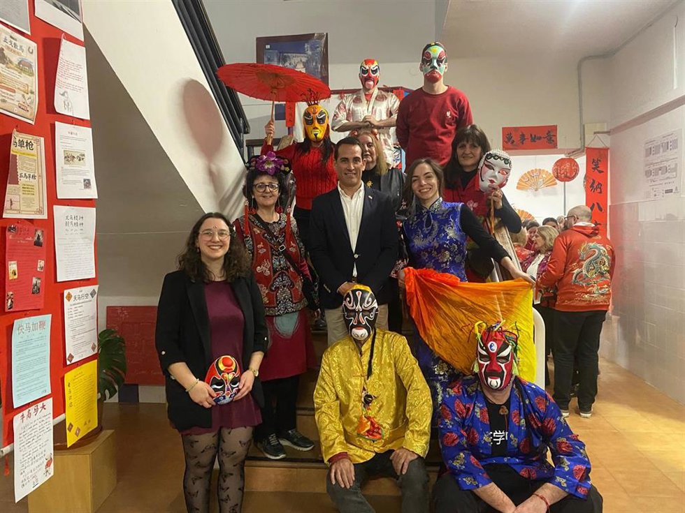 El delegado territorial de Desarrollo Educativo y Formación Profesional, Universidad, Investigación e Innovación, Francisco José Solano, durante la celebración del Año Nuevo Chino en la Escuela Oficial de Idiomas Xauen.
