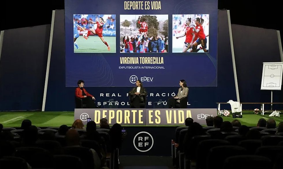Decenas de estudiantes de secundaria aprenden en la Ciudad del Fútbol con la jornada Deporte es Vida