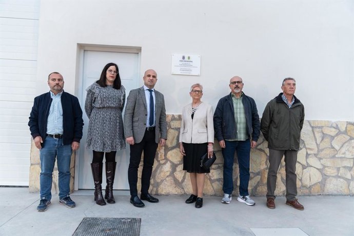 El presidente de la Diputación de Almería, José Antonio García Alcaina, junto a la alcaldesa de Beires, Carmen González, en el acto de inauguración de la nave polivalente.