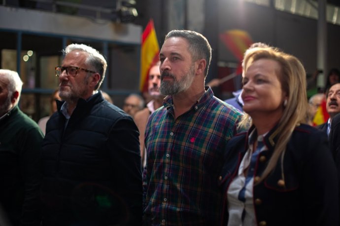 El líder de Vox, Santiago Abascal, junto al candidato del partido a la Presidencia de la Junta, Carlos Pollán