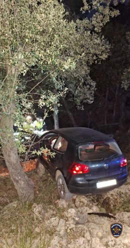 Un coche cae por un terraplén de más de diez metros de altura en el acceso a la Comuna de Bunyola