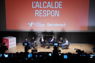 El alcalde de Barcelona, Jaume Collboni (3d), durante el encuentro anual ‘El alcalde responde’, en el Colegio de Periodistas de Cataluña, a 25 de febrero de 2026, en Barcelona, Catalunya (España)