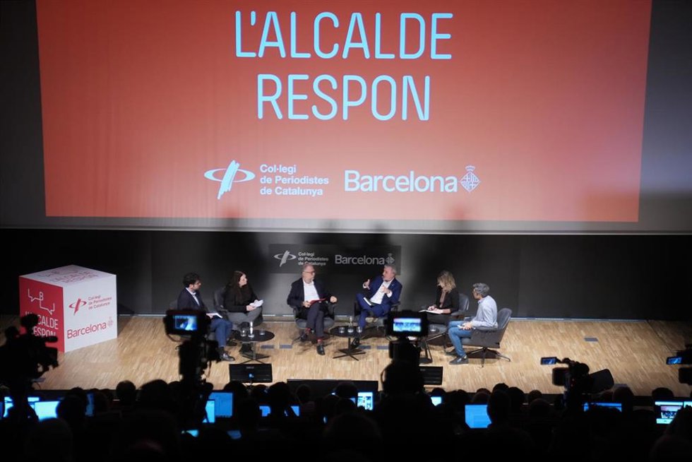 El alcalde de Barcelona, Jaume Collboni (3d), durante el encuentro anual El alcalde responde, en el Colegio de Periodistas de Cataluña, a 25 de febrero de 2026, en Barcelona, Catalunya (España)