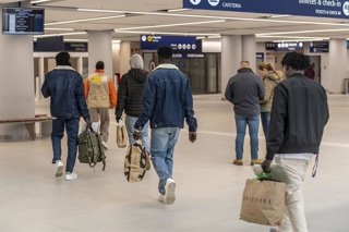 Varias personas salen del Centro de Estancia Temporal de Inmigrantes (CETI) de Ceuta, a 24 de febrero de 2026, en Ceuta (España). Desde enero se ha trasladado a más de 500 usuarios, aunque las instalaciones siguen sobreocupadas.