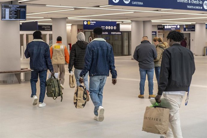 Varias personas salen del Centro de Estancia Temporal de Inmigrantes (CETI) de Ceuta, a 24 de febrero de 2026, en Ceuta (España). Desde enero se ha trasladado a más de 500 usuarios, aunque las instalaciones siguen sobreocupadas.