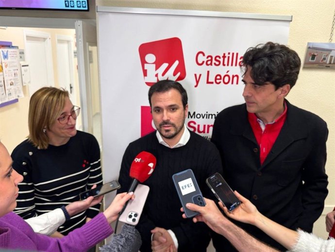 El exlíder de Izquierda Unida Alberto Garzón junto al candidato de IU a la Presidencia de la Junta, Juan Gascón