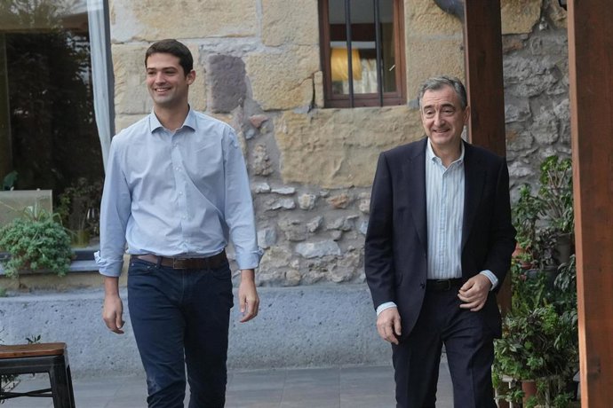Archivo - El presidente del EBB, Aitor Esteban (d), y el portavoz del grupo vasco en el Parlamento, Joseba Díez Antxustegi (i), antes de la jornada de trabajo del PNV, en el Hotel Usategieta, a 14 de enero de 2026, en Oiartzun (Gipuzkoa)