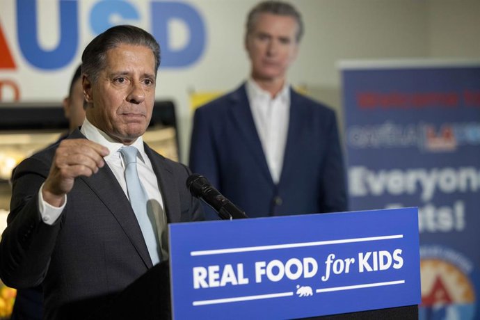 Archivo - Arquivo - 8 de outubro de 2025, Los Angeles, Califórnia, Estados Unidos: Alberto Carvalho, superintendente do Distrito Escolar Unificado de Los Angeles, fala em uma coletiva de imprensa na qual o governador Gavin Newsom assina a AB 1264, a prime