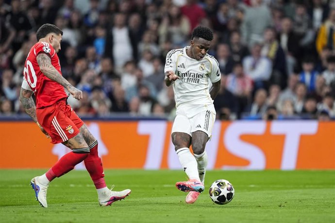 Vinícius Juúnior marca un gol para el Real Madrid CF ante el SL Benfica.