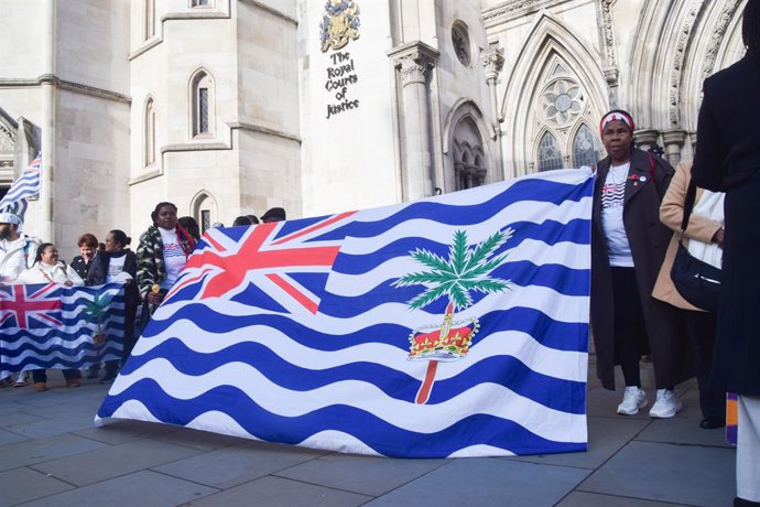 Archivo - Arquivo - 28 de outubro de 2025, Londres, Inglaterra, Reino Unido: Membros da comunidade chagossiana se reúnem em frente ao Tribunal Real de Justiça durante uma revisão judicial que contesta a decisão do governo britânico de entregar as Ilhas Ch