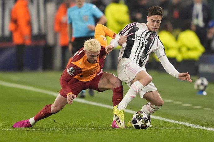 25 February 2026, Italy, Turin: Galatasaray's Baris Yilmaz (L) and Juventus' Kenan Yildiz battle for the ball during the UEFA Champions League Knockout Play Off 2nd Leg soccer match between Juventus FC and Galatasaray SK at Allianz Stadium. Photo: Fabio F
