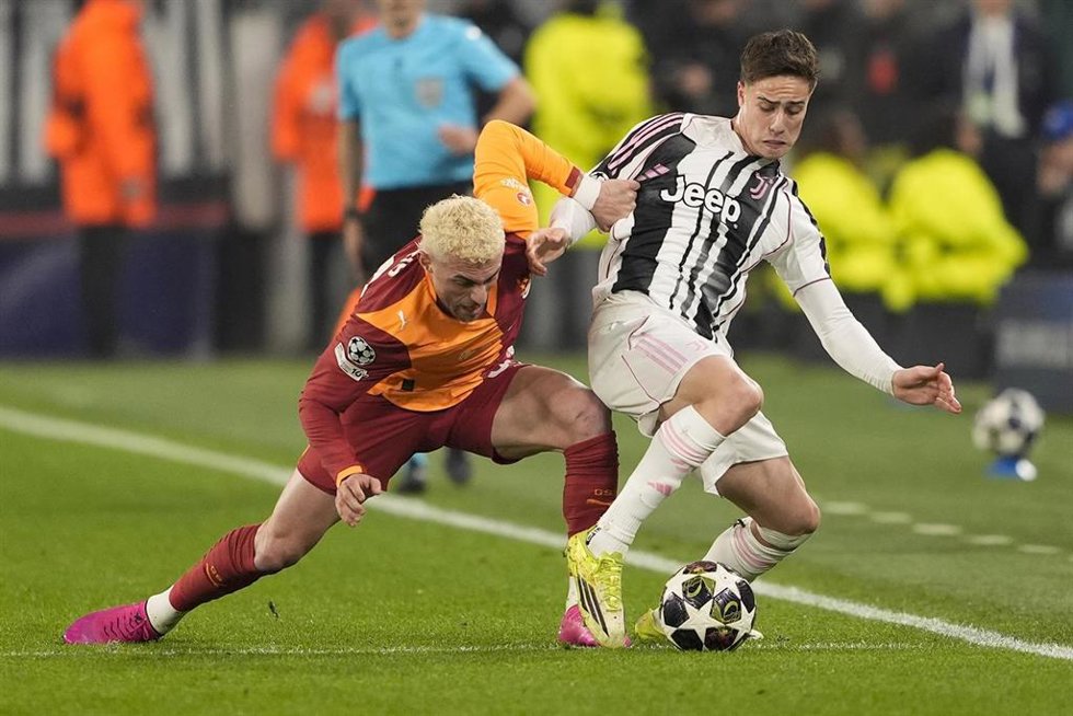 25 February 2026, Italy, Turin: Galatasaray's Baris Yilmaz (L) and Juventus' Kenan Yildiz battle for the ball during the UEFA Champions League Knockout Play Off 2nd Leg soccer match between Juventus FC and Galatasaray SK at Allianz Stadium. Photo: Fabio