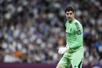 Courtois: "Me alegra que 'Vini' siga bailando porque significa que mete goles"