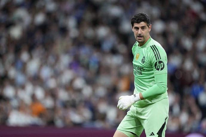 Archivo - Thibaut Courtois of Real Madrid CF looks on during the UEFA Champions League 2025/26 League Phase MD3 match between Real Madrid C.F. and Juventus FC at Estadio Santiago Bernabeu on October 22, 2025 in Madrid, Spain.