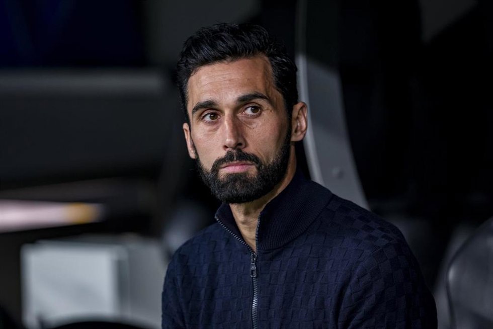 El entrenador del Real Madrid, Álvaro Arbeloa, ante el Benfica. 