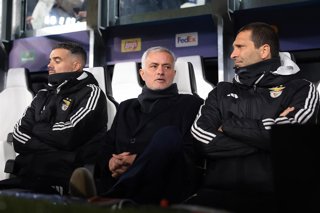 Archivo - El segundo entrenador del Benfica, Joao Tralhao, junto José Mourinho.