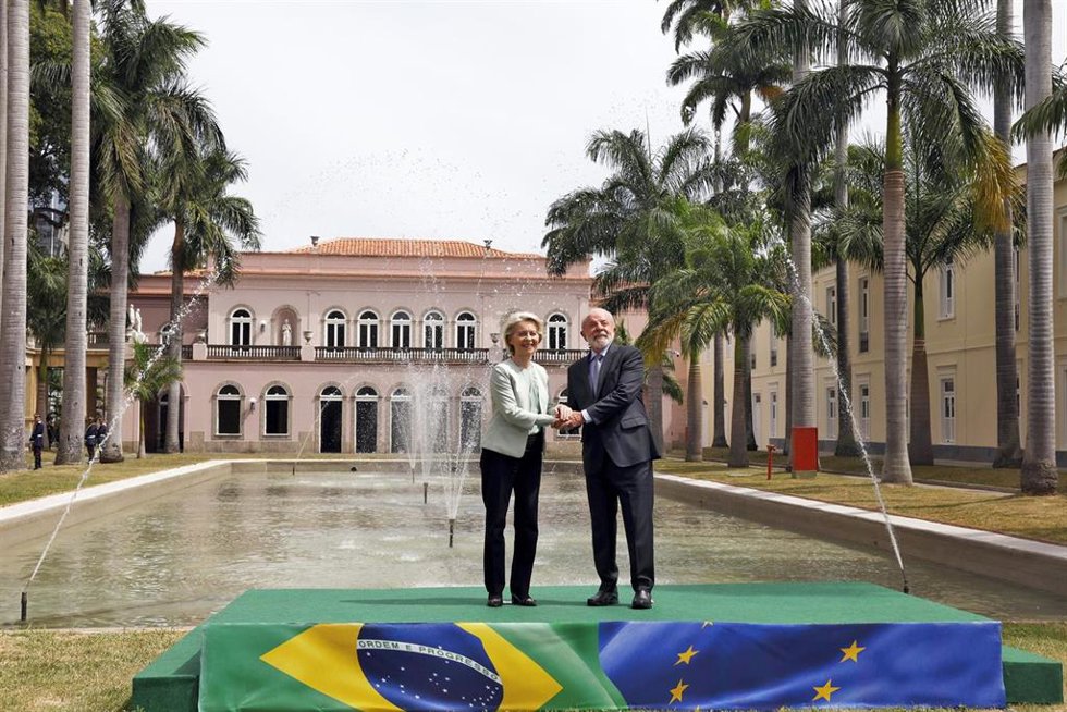 Archivo - La presidenta de la Comisión Europea, Ursula von der Leyen, junto al presidente de Brasil, Luiz Inácio Lula da Silva