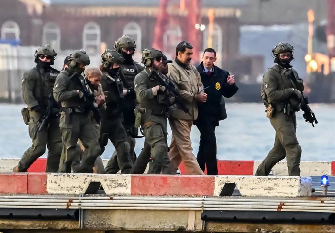 Archivo - January 5, 2026, Manhattan, New York, USA: Ousted President NICOLAS MADURO of Venezuela, second right, and his wife, CILIA FLORES, second left, arrive at the Wall Street Heliport in the New York City borough of Manhattan, NY, to be transported t