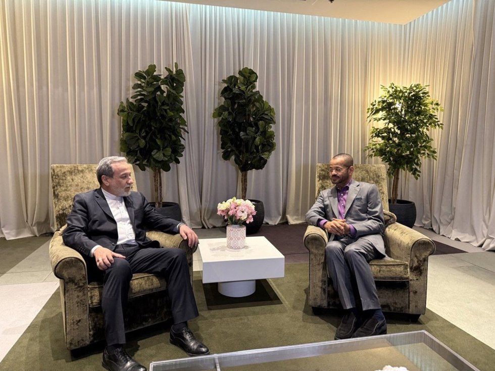 Los ministros de Exteriores de Irán y Omán, Abbas Araqchi y Badr bin Hamad al Busaidi respectivamente
