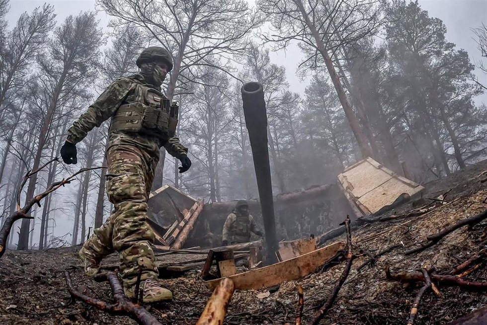 Archivo - Militares de una unidad de artillería rusa en Jersón