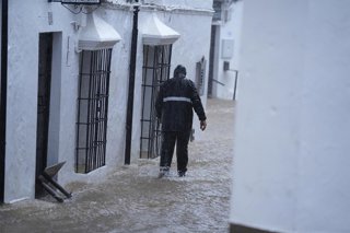 Calle convertida en río en la localidad gaditana de Grazalema tras el paso de la borrasca Leonardo. A 4 de febrero de 2026, en Grazalema, Cádiz (Andalucía, España). La Unidad Militar de Emergencia (UME) interviene en Grazalema, en tareas de achique de agu