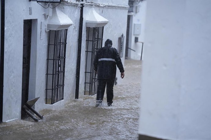 Calle convertida en río en la localidad gaditana de Grazalema tras el paso de la borrasca Leonardo. A 4 de febrero de 2026, en Grazalema, Cádiz (Andalucía, España). La Unidad Militar de Emergencia (UME) interviene en Grazalema, en tareas de achique de agu