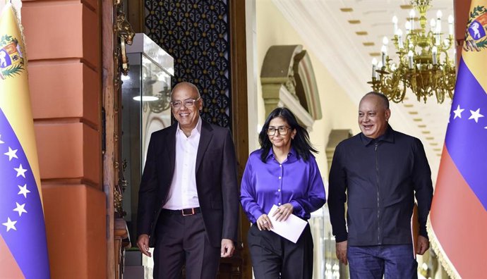 Archivo - De izquierda a derecha: el presidente del Parlamento, Jorge Rodríguez; la presidenta encargada, Delcy Rodriguez; y el ministro del Interior venezolano, Diosdado Cabello 