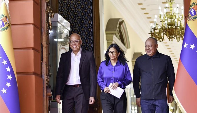 Archivo - Arquivo - CARACAS, 14 de janeiro de 2026 — A presidente interina da Venezuela, Delcy Rodriguez (C), o presidente da Assembleia Nacional, Jorge Rodriguez (1º à esquerda), e o ministro do Interior, Diosdado Cabello, chegam para participar de uma c