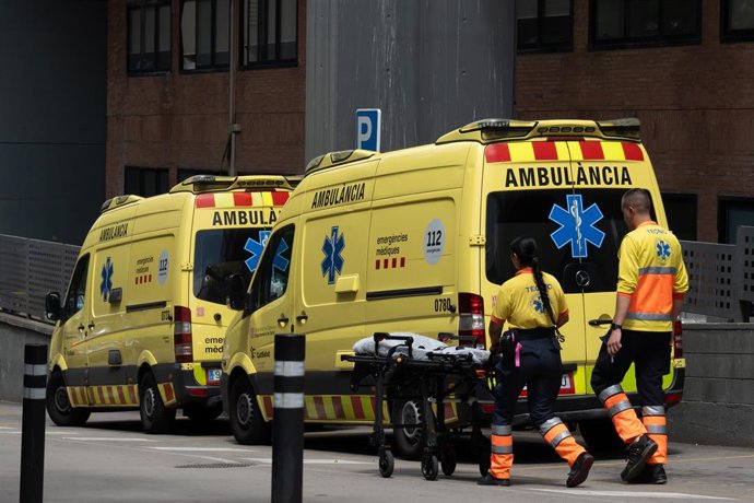 Archivo - Arquivo - Profissionais de saúde trabalham em uma ambulância, em 16 de julho de 2024, em Barcelona, Catalunha (Espanha).