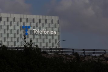 Archivo - Fachada de la sede de Telefónica