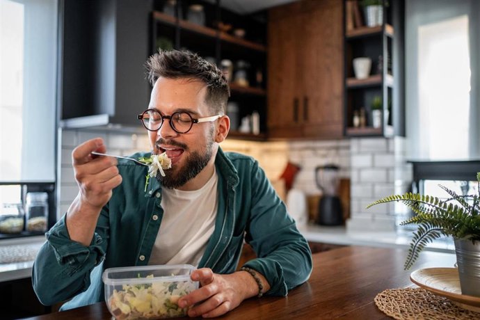 Archivo - Hombre comiendo sano.