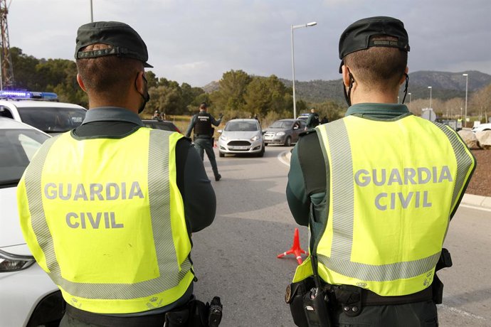 Archivo - Arquivo - Vários agentes da Guarda Civil durante uma operação de trânsito de rotina na zona de Magaluf (Calvià), em Palma de Maiorca (Espanha), em 6 de março de 2021. No último dia 3 de março, entraram em vigor medidas para o relaxamento das res