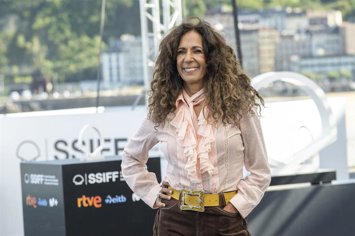 Archivo - La cantante Rosario Flores posa en el photocall previo a la rueda de prensa de la película 'Flores para Antonio' de Sección Oficial del Festival de San Sebastián, en el Kursaal, a 23 de septiembre de 2025, en San Sebastián