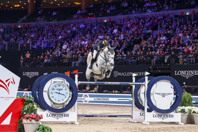 Archivo - El campeón olímpico de salto Christian Kukuk ficha como embajador de Longines.