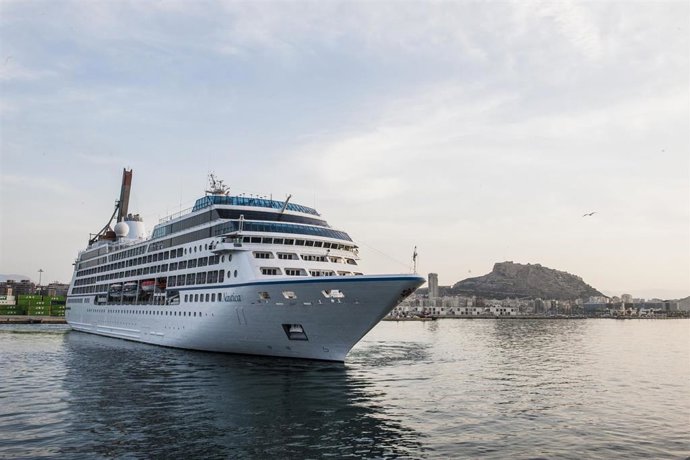 Archivo - Crucero en el puerto de Alicante