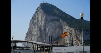 Moreno pide que el acuerdo con Gibraltar ponga fin también a la "verja invisible" de la fiscalidad